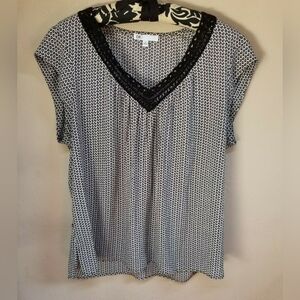 DR2 Black & White Geometric V-Neck Cap Sleeve Top